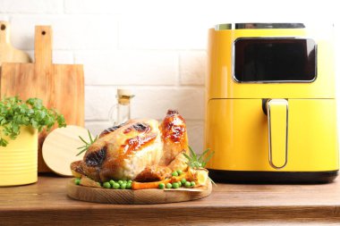 Biberiyeli ızgara tavuk, sebze ve ahşap masada fırın.