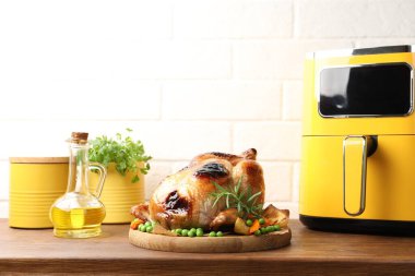 Biberiyeli ızgara tavuk, sebze ve ahşap masada fırın.