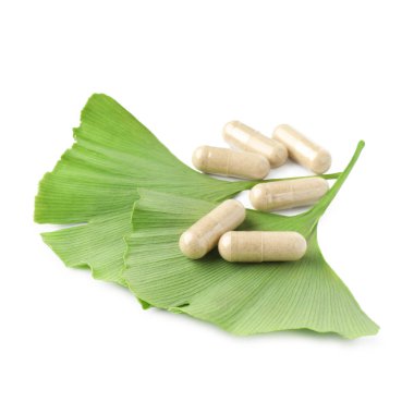ginkgo biloba yaprakları ve beyaz izole hapları
