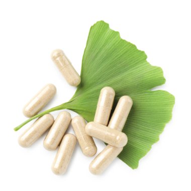 Ginkgo biloba yaprağı ve haplar beyaz, üst görünümde izole