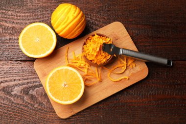 Portakal tadı, taze meyve ve zester aleti ahşap masada, düz yatıyordu.