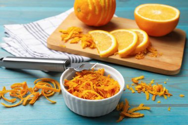 Turuncu tat, taze meyve ve zester araç açık mavi ahşap masa, yakın çekim