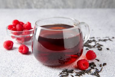 Lezzetli çay, ahududu ve bira Işık masasında servis edilir, yakın plan