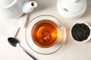 Lezzetli çay ve bira beyaz masada, düz yatar