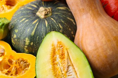 Arka plan olarak pek çok taze balkabağı ve kavun, yakın plan. Su kabağı ailesi