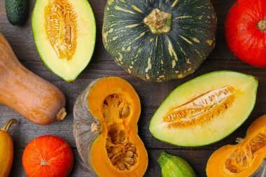 Birçok taze balkabağı ve diğer su kabakları ahşap masa, düz yatıyordu