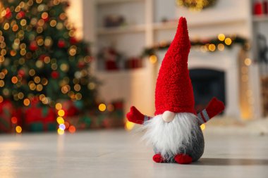 Şenlikli odada komik Noel cücesi, mesaj için yer var. Bokeh etkisi