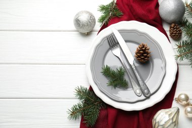 Beyaz ahşap arka planda Noel dekoru olan şenlik masası düzlüğü. Metin için boşluk