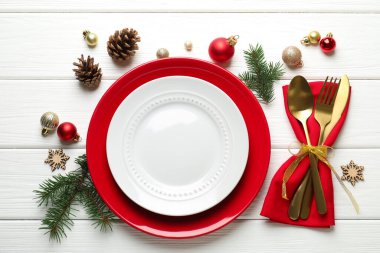 Beyaz ahşap arka planda Noel dekoru olan şölen masası, düz yatış.