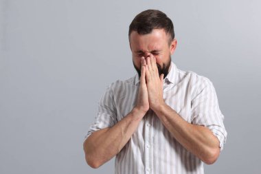 Evde kötü kokan bir adam, mesajlaşmak için yer.