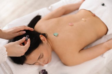 Kristal terapi gören kadın aurasını kapalı alanda iyileştirmek ya da yenilemek için, yakın çekim