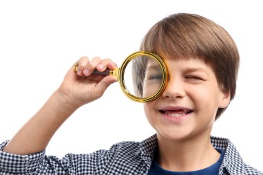 Beyaz arka plan üzerinde büyüteç ile küçük çocuk