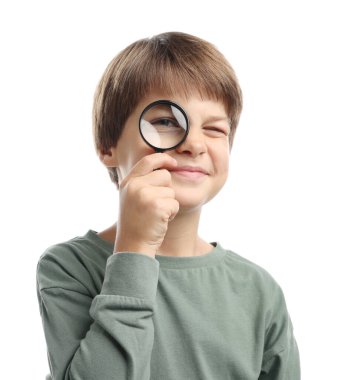 Beyaz arka plan üzerinde büyüteç ile küçük çocuk