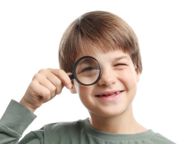 Beyaz arka plan üzerinde büyüteç ile küçük çocuk