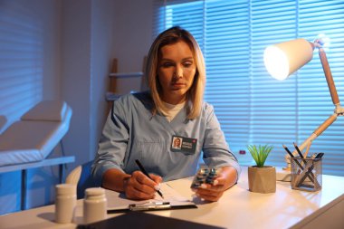 Doktor gece vardiyasında klinikte çalışıyor.