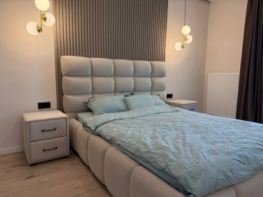 Şık bir yatak odası. Rahat büyük bir yatak odası ve parlak lambalar.