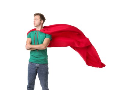 Beyaz arka planda süper kahraman pelerini giyen adam.