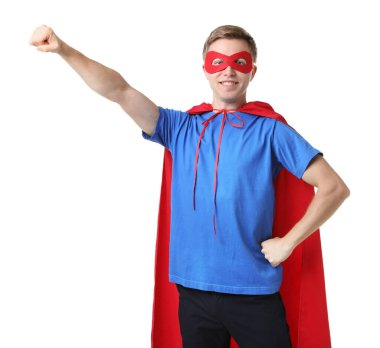 Beyaz arka planda süper kahraman pelerini giyen adam.