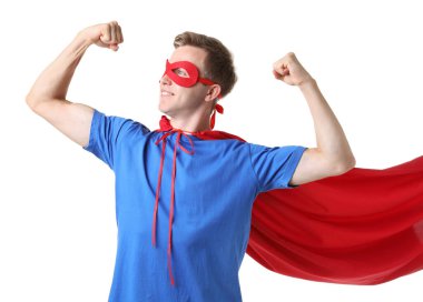 Beyaz arka planda süper kahraman pelerini giyen adam.