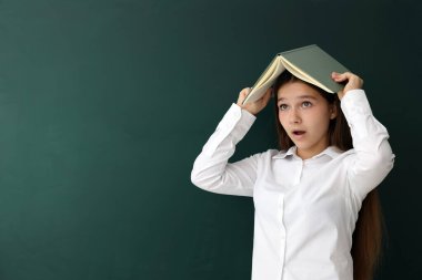 Okula dönelim. Kitabı olan duygusal öğrenci kapalı alanda karatahtanın yanında, metin için yer var.