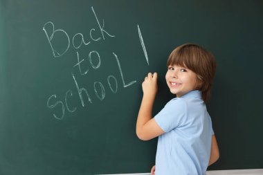 Çocuk içeride tahtada 