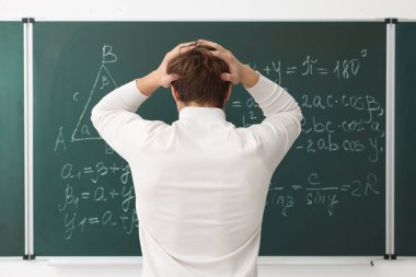 Okula dönelim. Matematik ödevi içeride olan karatahtanın yanındaki öğrenci