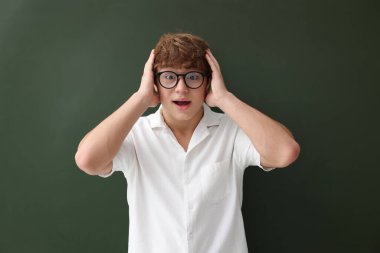 Okula dönelim. Duygusal çocuk içeride karatahtanın yanında.