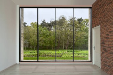 Zeminden tavana penceresi olan boş bir oda. İç tasarım