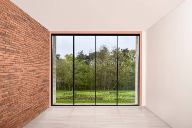 Zeminden tavana penceresi olan boş bir oda. İç tasarım