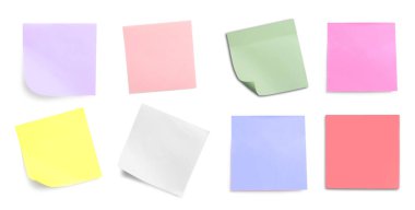 Beyaz üzerine izole edilmiş renkli kağıt notalar, set