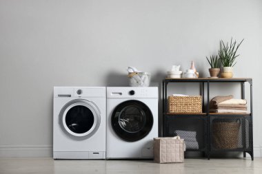 Geniş çamaşır odasında çamaşır ve çamaşır kurutma makinesi.