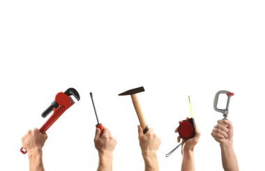 Beyaz arka planda farklı aletler tutan insanlar, yakın plan. Kolaj