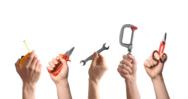 Beyaz arka planda farklı aletler tutan insanlar, yakın plan. Kolaj