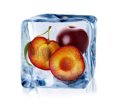 Buz küpünün içindeki taze erikler beyaza izole edilmiş.