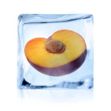 Buz küpünün içindeki eriğin yarısı beyaza izole edilmiş.