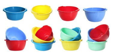 Beyazda izole edilmiş renkli plastik leğenler.