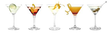 Martini bardaklarındaki farklı kokteyller beyaz sette izole edilmiş.