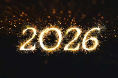 Koyu arkaplanda parlak rakamlar olan mutlu 2026 yılı kart tasarımları. Bokeh etkisi