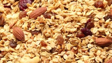 Arka planda fındıklı ve kuru üzümlü lezzetli granola.