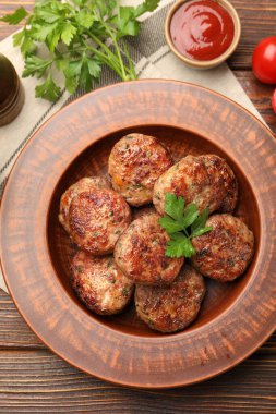 Ahşap masada servis edilen kavrulmuş köfteler.