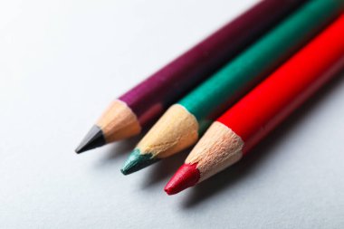 Hafif arkaplanda renkli göz kalemleri, yakın plan