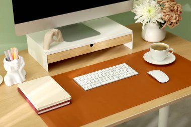 Ofisinde bilgisayar ve kahverengi hasırlı şık bir iş yeri, yakın plan.