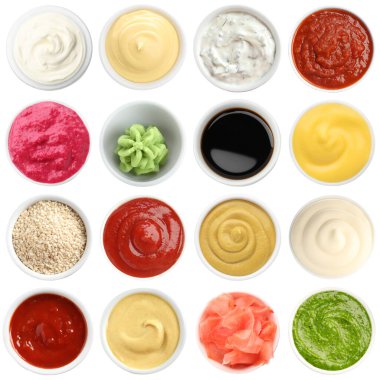 Wasabi ve diğer çeşniler beyaz sette izole edilmiş. Üst görünüm