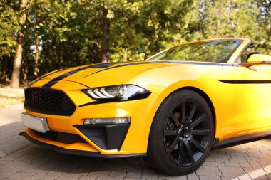 Modern Cabriolet açık otoparka park edilmiş, yakın plan.