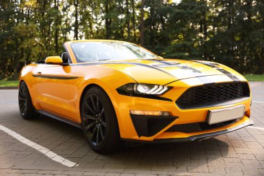 Modern Cabriolet açık otoparka park edilmiş, yakın plan.