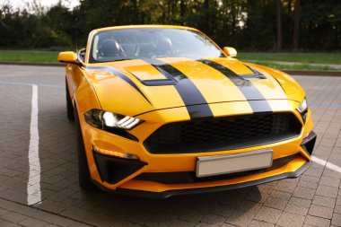 Modern Cabriolet açık otoparka park edilmiş, yakın plan.