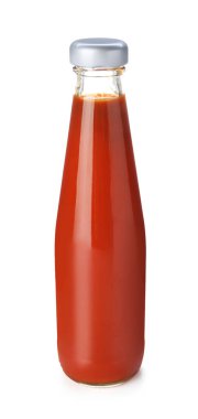 Beyaz üzerine izole edilmiş bir şişe domates sosu.