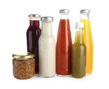 Farklı lezzetli soslu şişeler beyaz üzerine izole edilmiş.