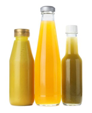 Farklı lezzetli soslu şişeler beyaz üzerine izole edilmiş.