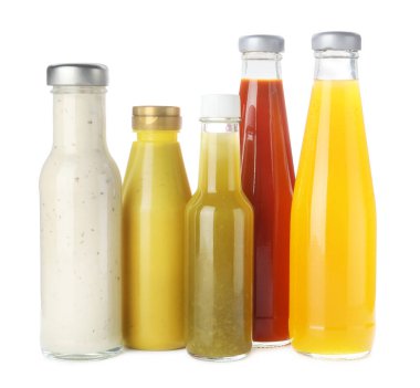 Farklı lezzetli soslu şişeler beyaz üzerine izole edilmiş.